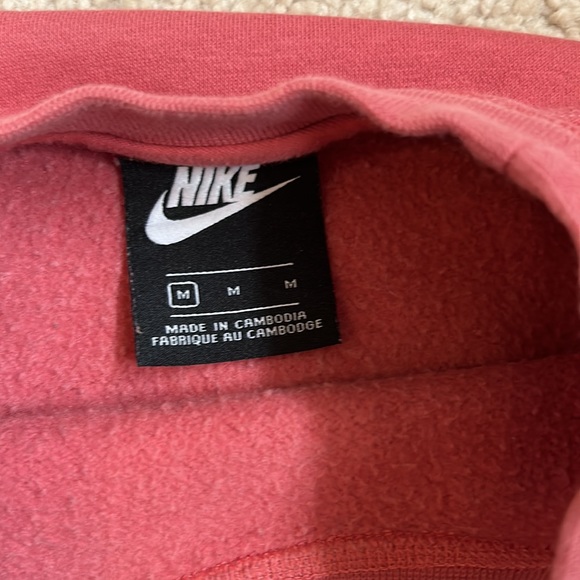 Nike cropped crew neck size medium. - Picture 4 of 5